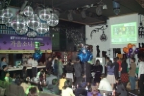 미팅 참가자들이 PS2 테니스 게임 