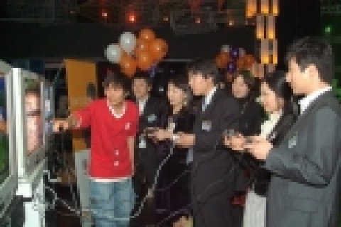 미팅 참가자들이 PS2 테니스 게임 