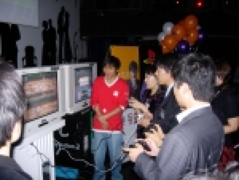 미팅 참가자들이 PS2 테니스 게임 