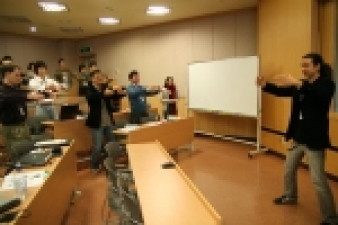 참가자의 기수련을 통한 에너지 감지 퍼포먼스 장면.