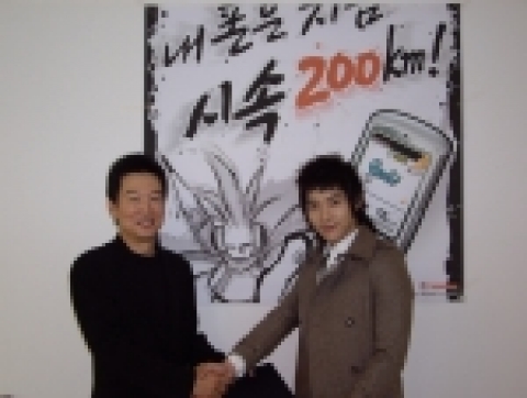 지오인터랙티브는 25일 자사게임 “질주쾌감 스케쳐”의 홍보대사로 인기그룹 파란의 리더 ‘라이언’을 위촉했다고 발표했다.