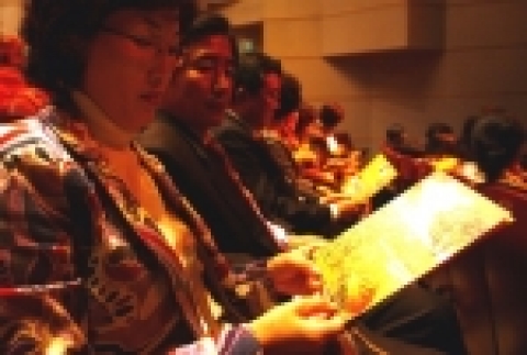 가을맞이 오일뱅크 가족음악회에 초대받은 임직원 가족이 프로그램을 소개하고 있는 리플렛을 보며 공연을 기다리고 있다. 이번 공연은 가을 분위기에 맞는 영화음악, 콘서트의 순으로 진행