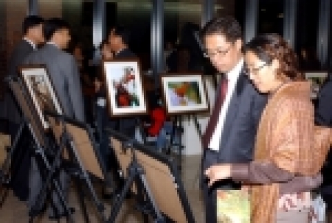 현대오일뱅크 사진동우회 회원들은 가족음악회 공연장 앞에서 사진 작품을 전시해 음악회에 참석한 가족들이 사진전시회를 관람하고 있다.