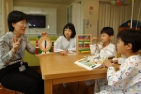 삼성서울병원(원장 이종철(李鍾徹))은 10월 30일 어린이병원학교 개교식을 갖고 11월 6일부터 소아병동에 재원한 어린이 환자들을 대상으로 교육을 시작한다.