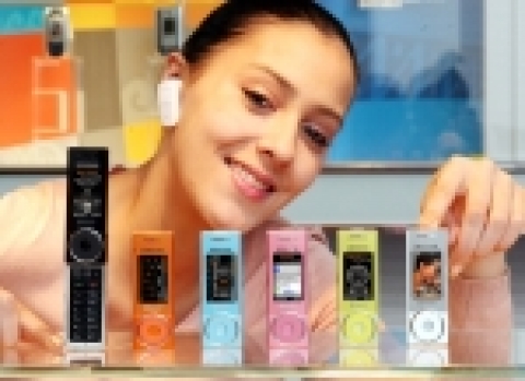 삼성전자는 손가락만한 크기에 75g 밖에 안 되는 초소형, 초경량 제품이면서도 다양한 첨단 기능을 갖춘 고성능 뮤직폰 ‘MP3 스윙폰(SGH-X830)’을 선보인다. 블랙, 퓨어화