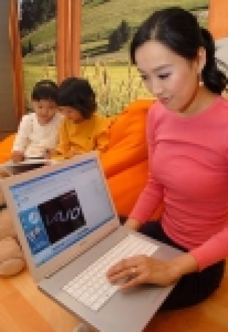 소니 코리아가 각설탕, 지우개, 무지공책 등을 떠올리게 하는 심플한 디자인의 홈 노트북, 바이오 N 시리즈 신제품 2종을 출시했다. 15.4인치 와이드 LCD를 탑재한 바이오 N 