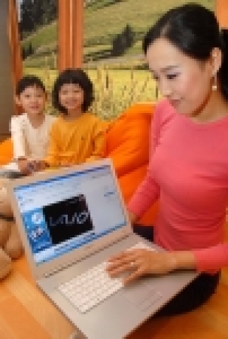 소니 코리아가 각설탕, 지우개, 무지공책 등을 떠올리게 하는 심플한 디자인의 홈 노트북, 바이오 N 시리즈 신제품 2종을 출시했다. 15.4인치 와이드 LCD를 탑재한 바이오 N 