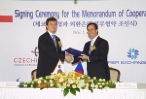 좌 - 토마스 후루다(Tomas Hruda) 체코투자청장
우 - 리처드 웨커(Richard Wacker) 외환은행장 