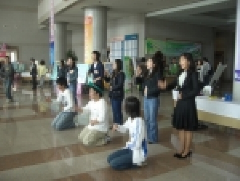 본관 로비에서 학생들에게 공연중인 봉사동아리들