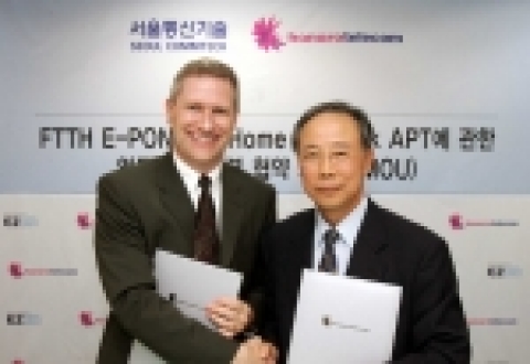 2일 오전 하나로텔레콤 본사에서 하나로텔레콤 마크 피츠포드 부사장(왼쪽)과 서울통신기술(주) 송보순(오른쪽) 대표가 홈네트워크 사업 협력 체결식을 가진 후 악수를 하고 있다. 