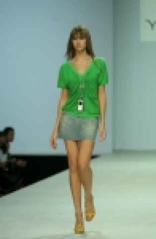 삼성MP3와 함께 코디한 멋진 의상을 선보이고 있는 패션 모델