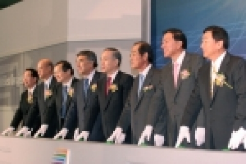오른쪽로부터 삼성전자 이상완 사장, 이윤우 부회장, 윤종용 부회장, 소니의 츄바치 료지 사장, 이하라 카츠미 부사장, 나카가와 유타카 부사장, 쿠보타 아키라 EVP, 히토미 마사토시 S-LCD CFO