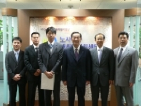 이수영 경총 회장이 센터의 직원들과 기념촬영하고있다.