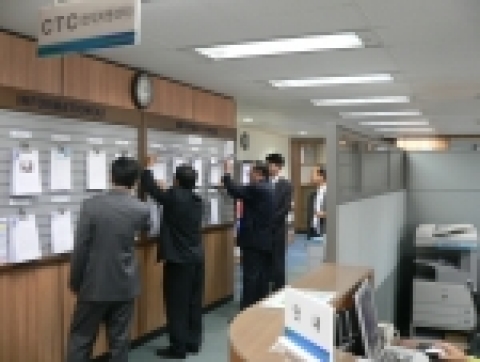 이수영 경총 회장이 구인정보 자료를 주의깊게 보고있다.