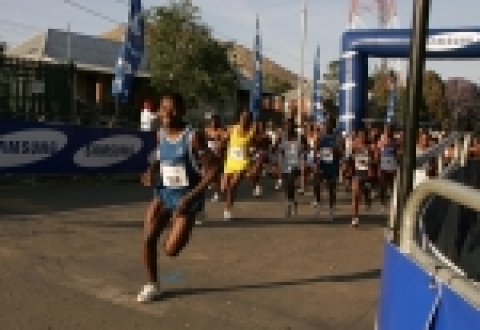 대회 참가자들이 남아공 도심을 힘차게 역주하고 있다