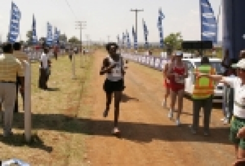 끝없이 펼쳐진 평원위를 선수들이 힘차게 질주하고 있다.