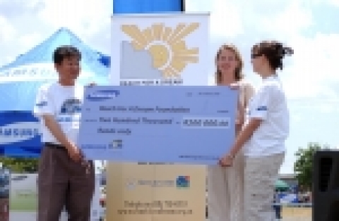 대회 수익금을 불치병 아동들의 치료에 기부하고 있다.