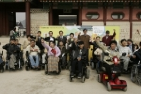 한국토지공사(사장 김 재현 www.iklc.co.kr)는 소외계층 지원 분야 사회공헌 활동의 일환으로 장애인, 노인 등 보행약자의 문화 관람 편의를 제공하기 위해 전동스쿠터 127