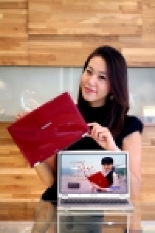 삼성전자에서 초경량 12.1인치 와이드 노트북 PC 출시하였다