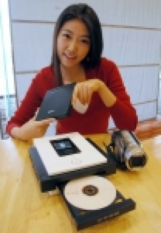 소니 코리아는 PC없이 원터치만으로 캠코더 및 디지털카메라 내 아날로그 및 디지털 소스의 다양한 이미지와 영상을 손쉽게 DVD로 제작하는 스탠드얼론(Stand Alone) 방식의 