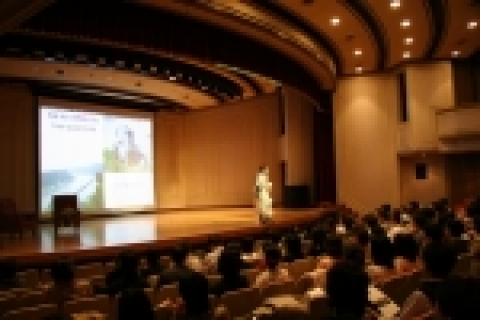 지난 10월 24일 크레듀 콘서트홀에서 있었던 1회 지식 콘서트『트루컬러』편. 독자 350여 명이 참석한 가운데, 이 책의 역자인 송영수 교수가 ‘사람의 마음을 읽는 4가지 컬러심