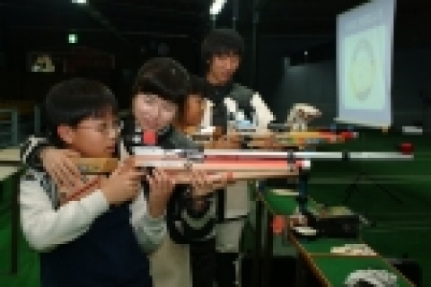 KB사격팀 소속 박은경. 김대선 선수(전국체전 공기총 개인1위)가  태릉국제종합사격장에서 창길잡이의 집(경기도 송우리 소재) 보육원생 아이들에게 사격을 지도하는 모습