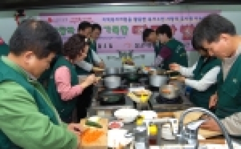 부산은행 사하1팀과 사상1팀은 몰운대 종합사회복지관에서 직접 요리를 하여 독거노인 30세대에 도시락배달을 해주는 ‘따뜻한 밥상’ 봉사활동에 참여하였다.