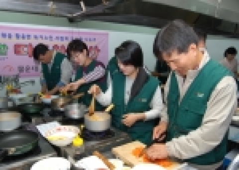 부산은행 사하1팀과 사상1팀은 몰운대 종합사회복지관에서 직접 요리를 하여 독거노인 30세대에 도시락배달을 해주는 ‘따뜻한 밥상’ 봉사활동에 참여하였다.