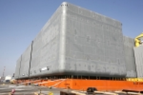 현대중공업이 제작한 해저 LNG 탱크가 울산항 6부두에서 선적을 마치고 출항하고 있다. 