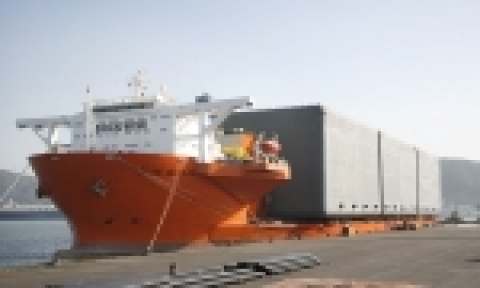 현대중공업이 제작한 해저 LNG 탱크가 울산항 6부두에서 선적을 마치고 출항하고 있다. 