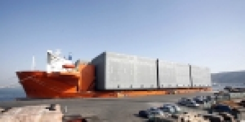 현대중공업이 제작한 해저 LNG 탱크가 울산항 6부두에서 선적을 마치고 출항하고 있다. 