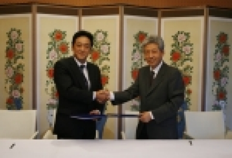 지난 11월 3일 메이필드호텔에서 있었던 한식당 `낙원’과 일본 동아트레이딩주식회사 `김치관(沈菜館)’의 프랜차이즈 계약 조인식 장면. 메이필드호텔 이종문 대표(사진 우) 와 동아