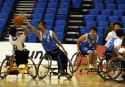 SK텔레콤이 주최하고 대한장애인농구협회가 주관하는 『2006 SK텔레콤배 전국휠체어농구대회』가 11월 6일부터 9일까지 나흘간 올림픽공원 펜싱경기장에서 열린다. 사진은 6일 오전에