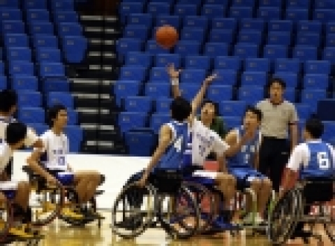 SK텔레콤이 주최하고 대한장애인농구협회가 주관하는 『2006 SK텔레콤배 전국휠체어농구대회』가 11월 6일부터 9일까지 나흘간 올림픽공원 펜싱경기장에서 열린다. 사진은 6일 오전에