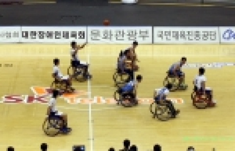 SK텔레콤이 주최하고 대한장애인농구협회가 주관하는 『2006 SK텔레콤배 전국휠체어농구대회』가 11월 6일부터 9일까지 나흘간 올림픽공원 펜싱경기장에서 열린다. 사진은 6일 오전에