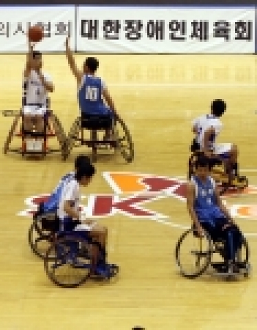SK텔레콤이 주최하고 대한장애인농구협회가 주관하는 『2006 SK텔레콤배 전국휠체어농구대회』가 11월 6일부터 9일까지 나흘간 올림픽공원 펜싱경기장에서 열린다. 사진은 6일 오전에