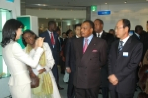 삼성전자 첨단 제품을 관람하고 있는 '사수 은게소' 콩고 대통령(사진 중앙) 일행