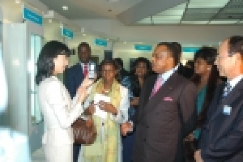 삼성전자 첨단 제품을 관람하고 있는 '사수 은게소' 콩고 대통령(사진 중앙) 일행