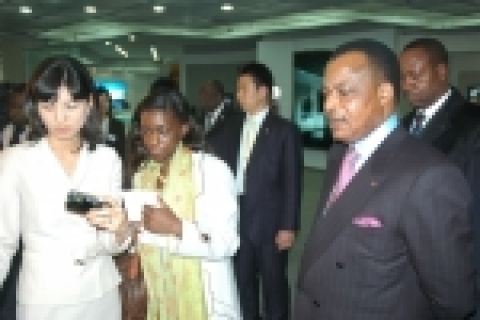 삼성전자 첨단 제품을 관람하고 있는 '사수 은게소' 콩고 대통령(사진 중앙) 일행