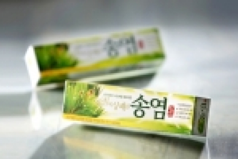 아모레퍼시픽(www.amorepacific.co.kr) 송염 치약은 11월 ‘아침에 상쾌한 송염 치약’을 리뉴얼 출시한다. 