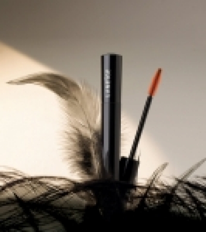 아모레퍼시픽(대표이사 徐慶培)은 말랑말랑 부드러운 신소재 고무 브러시를 사용해 많이 바르거나 몇 번을 덧발라도 찌꺼기 없이 속눈썹을 한 올 한 올 살려줘 또렷한 눈매로 만들어 주는