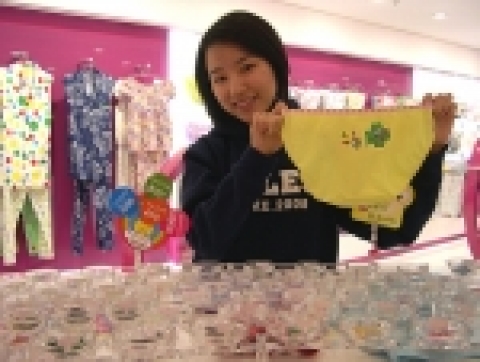 수능 글자와 도끼 캐릭터를 팬티에 새긴 이미지