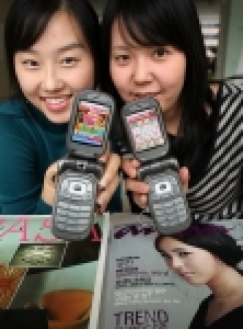 SK텔레콤은 고객층이 유사한 타 산업군과 제휴하여, 무선인터넷 콘텐츠와 보험, 잡지 등이 결합된 컨버전스 마케팅을 본격적으로 개시한다고 밝혔다. 사진은 여성용 잡지를 제공하는 ‘핑