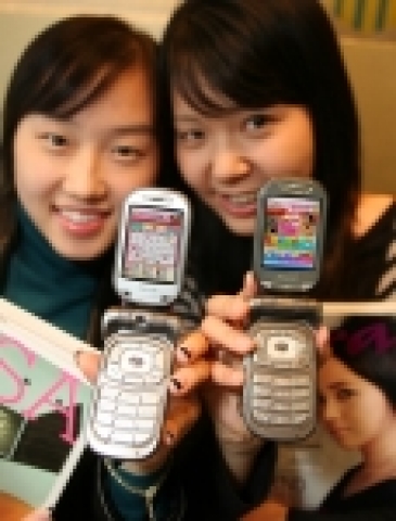 SK텔레콤은 고객층이 유사한 타 산업군과 제휴하여, 무선인터넷 콘텐츠와 보험, 잡지 등이 결합된 컨버전스 마케팅을 본격적으로 개시한다고 밝혔다. 사진은 여성용 잡지를 제공하는 ‘핑