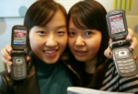 SK텔레콤은 고객층이 유사한 타 산업군과 제휴하여, 무선인터넷 콘텐츠와 보험, 잡지 등이 결합된 컨버전스 마케팅을 본격적으로 개시한다고 밝혔다. 사진은 여성용 잡지를 제공하는 ‘핑