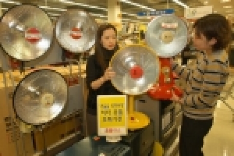 삼성테스코 홈플러스는 4일부터 6일까지 3일간 겨울 난방용품 특집전 행사를 실시한 결과 전주 대비(10월 28일~30일) 매출이 130% 증가한 것으로 나타났다.