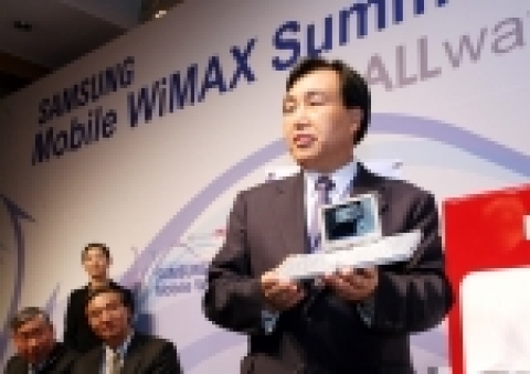 삼성전자는 7일 열린 ‘삼성 모바일 와이맥스 서밋 2006’에서 와이브로 복합 단말기 ‘디럭스 엠아이티에스(Deluxe MITs·SPH-P9000)’를 처음으로 선보였다.  PDA