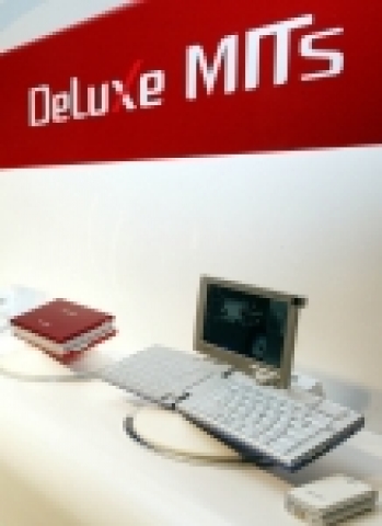 삼성전자는 7일 열린 ‘삼성 모바일 와이맥스 서밋 2006’에서 와이브로 복합 단말기 ‘디럭스 엠아이티에스(Deluxe MITs·SPH-P9000)’를 처음으로 선보였다.  PDA