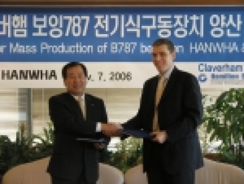 주식회사 한화 남영선 사장(좌)과 영국 클래버햄社의 제프도어 사장(우)이 꿈의 항공기라 불리는 美 보잉사의 B787 여객기에 적용될 ‘전기식 구동장치’ 공동개발 공급사업에  참여,