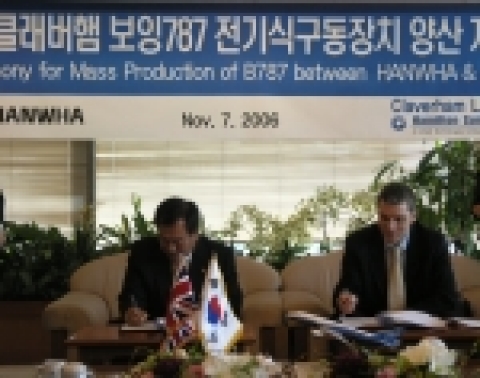 주식회사 한화 남영선 사장(좌)과 영국 클래버햄社의 제프도어 사장(우)이 꿈의 항공기라 불리는 美 보잉사의 B787 여객기에 적용될 ‘전기식 구동장치’ 공동개발 공급사업에  참여,